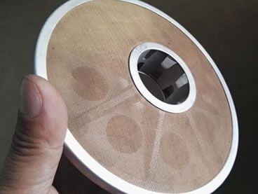 Bronze mesh filter supported by perforated disc