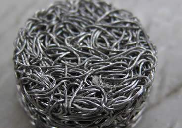 Compressed knitted mesh filter from stainless steel wire