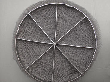 Knitted mesh demister pad in round shape with steel plate grid