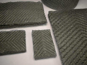 Crimped knitted mesh flat filters